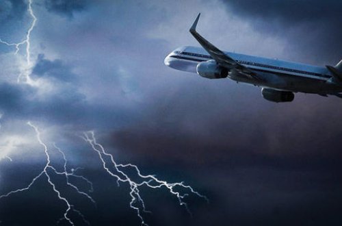 Moskva üzərində iki təyyarəni ildırım vurdu