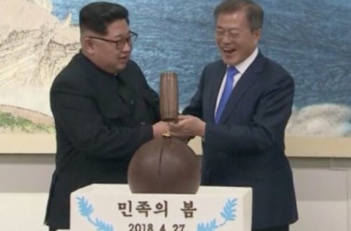 Kim Çen Inın kəsdiyi tort yaponları hiddətləndirib