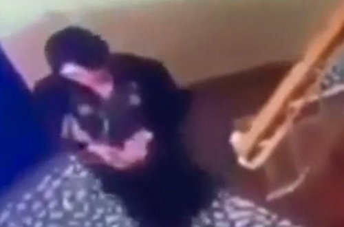 Bakıda qonşunun qapısına cadu edən qadın kameraya düşdü - VİDEO