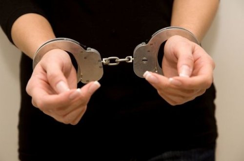 Metroda sərnişinlərə qənim kəsilən qadın ələ keçdi