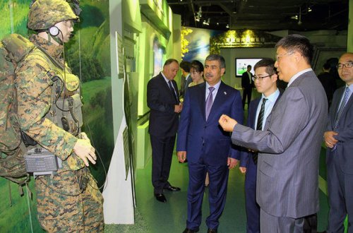 Zakir Həsənov Çinin döyüş vasitələri ilə tanış olub - FOTO