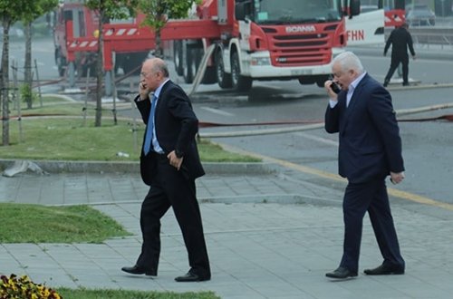 Bakıda çoxmərtəbəli bina yanır, nazir hadisə yerindədir