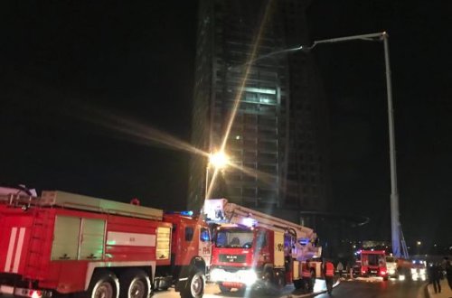 SON DƏQİQƏ: Bakıda çoxmərtəbəli binada söndürülən yanğın yenidən alovlanıb - VİDEO
