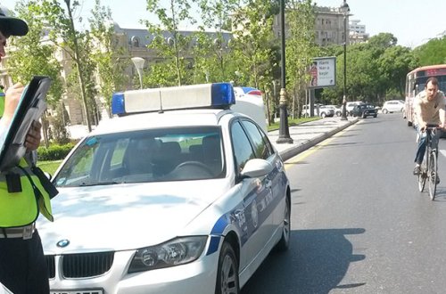 Maşını yolun ortasında saxlayanlara xəbərdarlıq