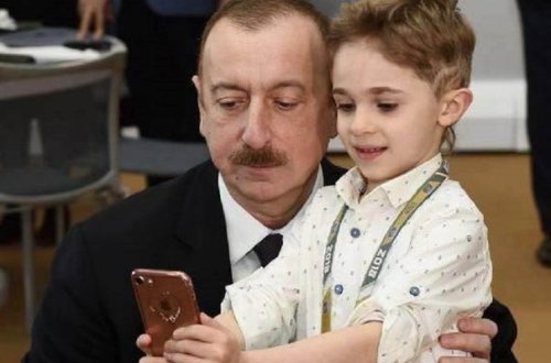 İlham Əliyevi görmək üçün ağlayan uşaq arzusuna çatdı – FOTO