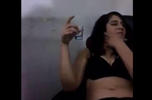 Azərbaycanlı qız canlı yayım edərək, araq içə-içə erotik rəqs etdi (+18) - VİDEO