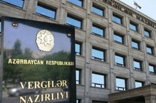 Nazirliyin əməkdaşı rəisin otağında özünü bıçaqladı