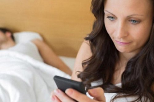 Şagirdinə lüt şəklini atan qadın müəllimi əri tutdu, peşman etdi - FOTO