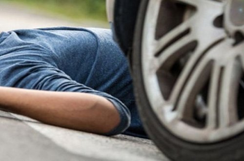 Maşını arxaya sürərkən qardaşını öldürdü