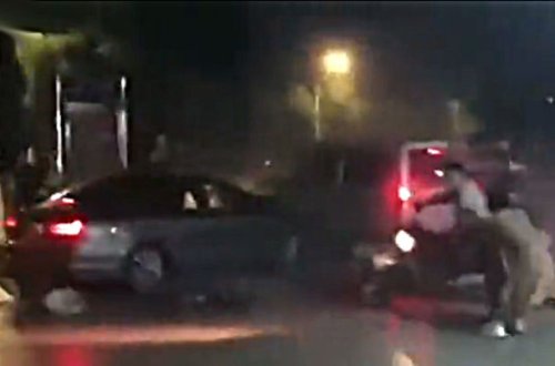 Çində avtomobil kütləyə çırpıldı – VİDEO