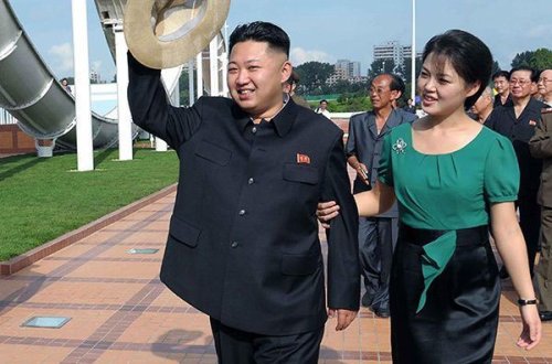 In arvadını çəkmək istəyən fotoqrafı itələdi - VİDEO