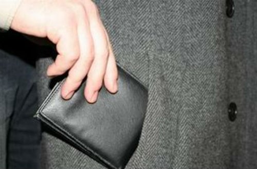 Ərəb turistin pul kisəsi oğurlandı — Oğru uzağa gedə bilmədi