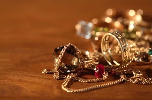 Abşeronda xadimə evdən 20 min manatlıq qızıl oğurlayıb