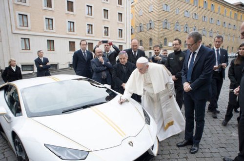 Roma papası avtomobilini satır – FOTO