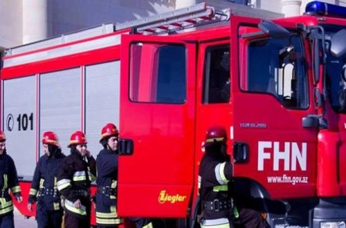 SON DƏQİQƏ: Gəncədə binada yanğın: İki FHN işçisi yaralandı - FOTO