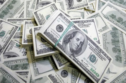 Qadının evini qarət edib dollarlarını apardılar