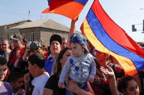 Yerevanda şagirdləri mitinqə buraxmayan direktor işdən qovulub