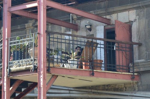 Günün günorta çağı Bakıda BİABIRÇILIQ - Qızla oğlan eyvanda ... - (18+) FOTO