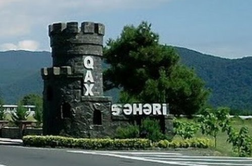 QAXDA BAŞÇI MÜAVİNİ ÖZ KABİNETİNDƏ SAHİBKARI DÖYÜB! – “Kəllə ilə sifətimə zərbə endirdi…”