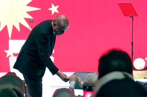 Ərdoğandan xanımına gözlənilməz jest - Video