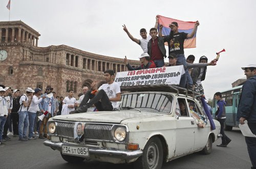 Ermənistanda etirazçılar parlamentin qarşısına toplaşır