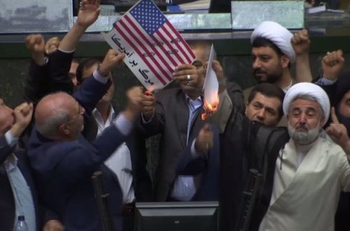 İran parlamentində ABŞ bayrağını yandırdılar - FOTO + VİDEO