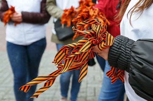 Tbilisidə rus diplomatları lentləri çıxarmağa məcbur etdilər