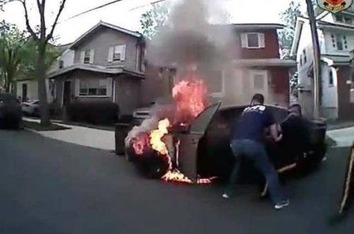 ABŞ polisi yanan maşından sürücünü xilas etdi – VİDEO
