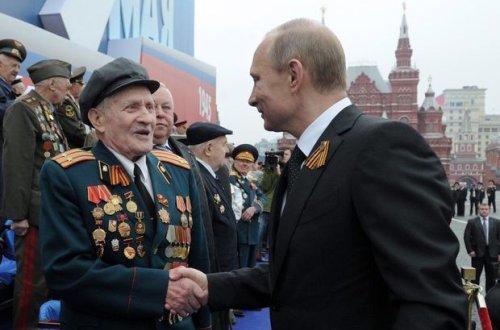 Putin veteranı cangüdənlərinin əlindən qurtardı – VİDEO