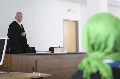 Hicabla dərs keçdiyi üçün işindən oldu