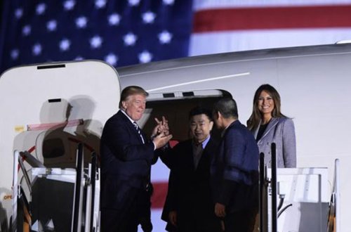 Trampla arvadı ABŞ-a qayıdan məhkumları belə qarşıladı - Video