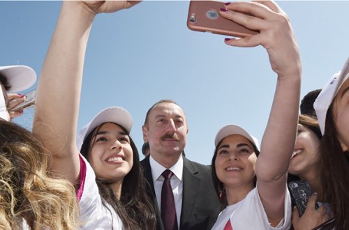 Gənclər prezidentlə selfi çəkdirdi - Fotolar