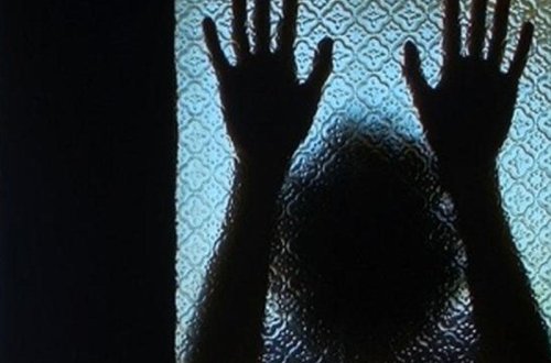 Ər arvadı ilə yatan əmisioğlunu öldürdü - Şamaxıda