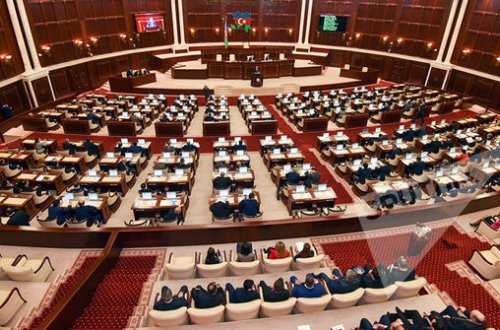 Parlamentdə eks-nazirlərdən danışıldı