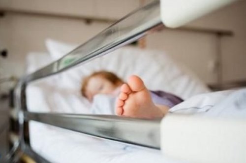 1 yaşlı körpə evdə nəzarətsiz qaldı, başına bədbəxt hadisə gəldi