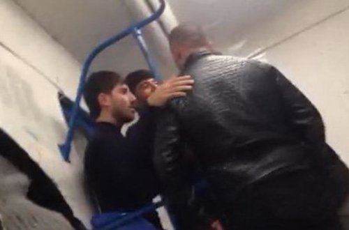 Metroda gənclərin yersiz hərəkəti idmançını coşdurdu - VİDEO