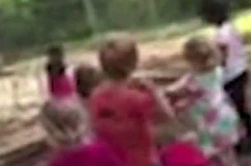 Şok kadrlar: bağça müəllimi uşaqları daşqalağa vadar etdi - VİDEO