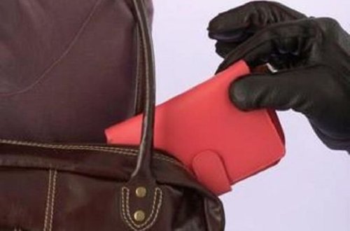 Şabranda avtomobildə sərnişin digər sərnişini talayıb