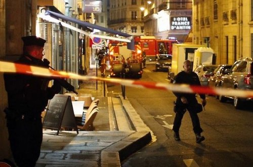 Parisdə bıçaqlı şəxs bir neçə nəfərə hücum edib, ölənlər var