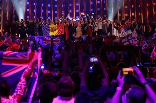 “Eurovision”da naməlum şəxs müğənninin mikrafonunu əlindən alıb
