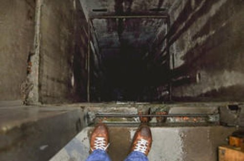 Bakıda lift şaxtaya düşüb, 4 nəfər ağır xəsarət alıb