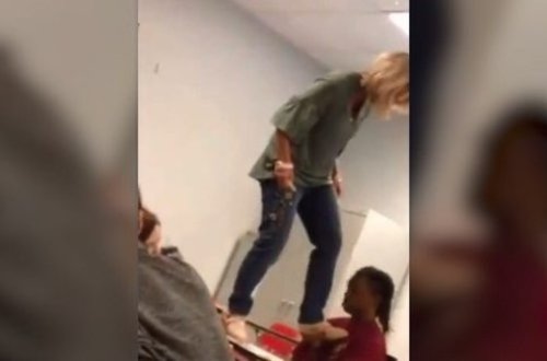 Müəllimə şagirdə təpik vurdu, saçını yoldu – Video
