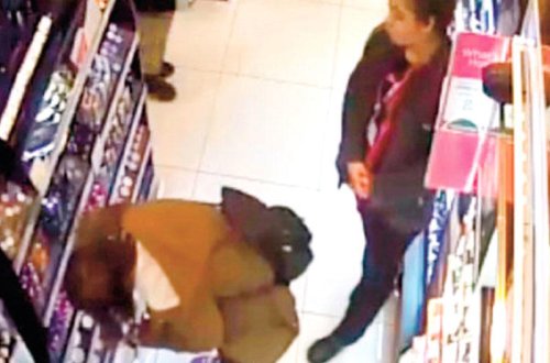 Kosmetika mağazasında RƏZALƏT - Mühafizəçilər 17 yaşlı qızı soyundurub üzərini axtardı - VİDEO