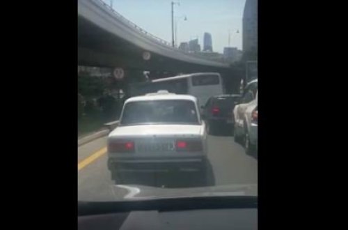 Bakıda hər kəs avtobus sürücüsünün bu hərəkətindən danışır - VİDEO