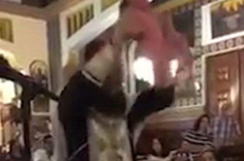 Ən qəribə vəftiz mərasimi - Yepiskop körpəyə 