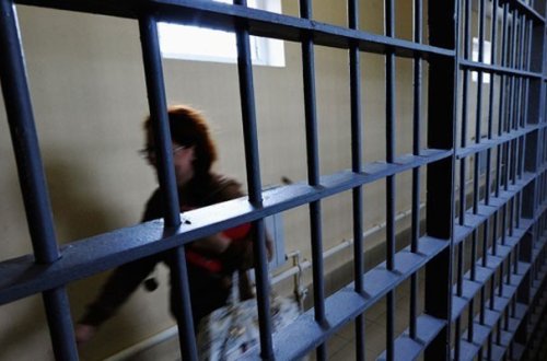 Tapdığı çantadan pul oğurlayan qadın tutuldu - Bankomat sayəsində