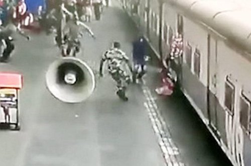 5 yaşlı qız qatarın altında qalmaqdan son anda xilas oldu - VİDEO