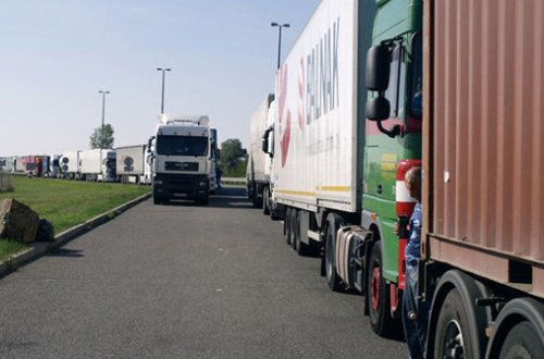 Nəqliyyat vasitələrinin sərhəddə çox qalmasının səbəbi açıqlandı