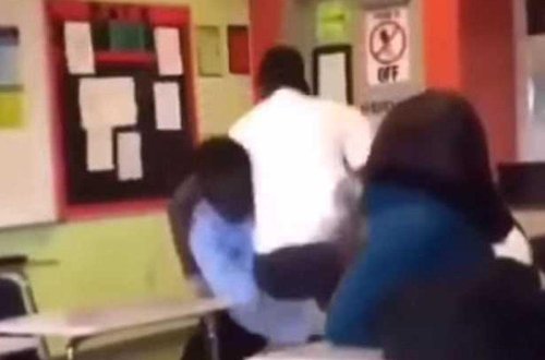 Müəllim şagirdi yumruqladı, təpiklədi - Şok kadrlar - VİDEO