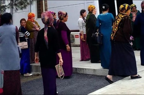 Türkmənlər kütləvi şəkildə əmlaklarını satır